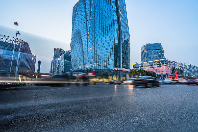 中国上海现代建筑，动感模糊车