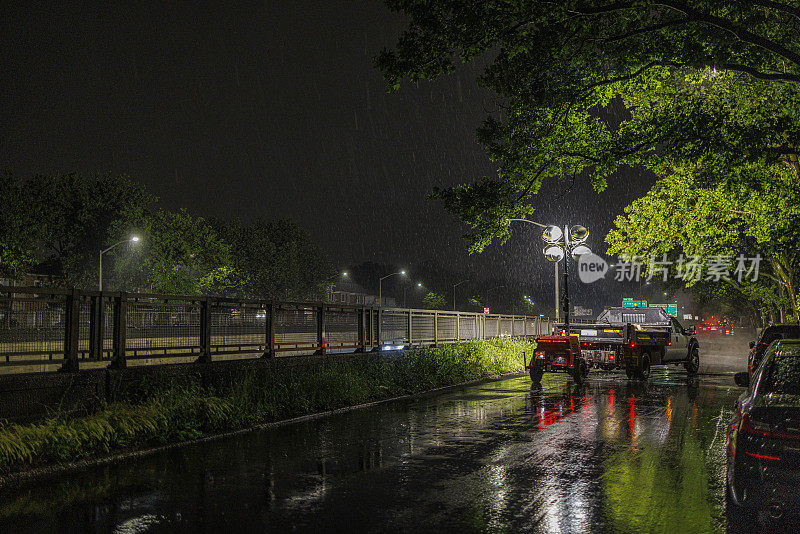 道路在下雨的夜晚施工。