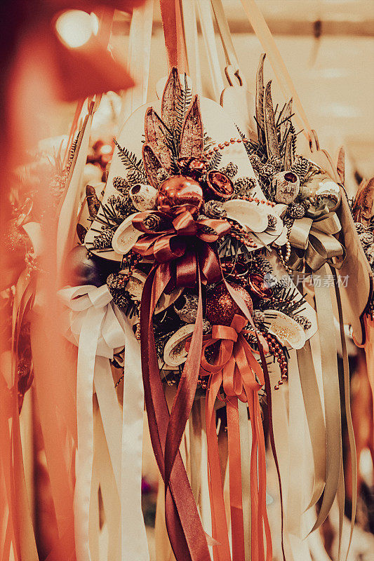 圣诞家居装饰——市场摊位上的铃铛花环、小玩意儿、松果和缎带