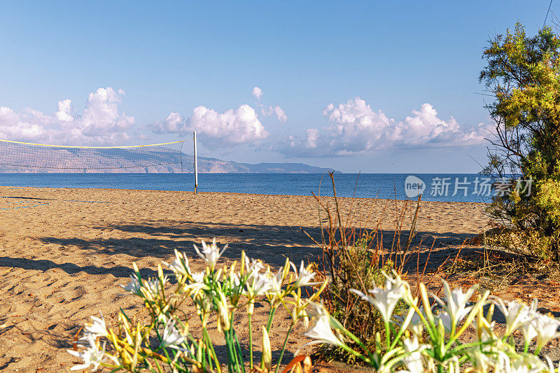 海岸。夏日阳光明媚的希腊克里特岛，美丽空旷的海滩。