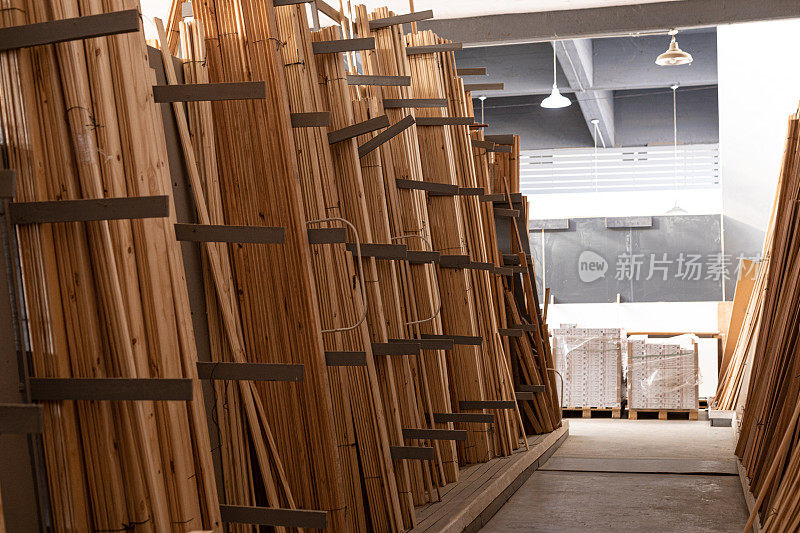 木材切割和分销业务中不同类型木材的木条堆