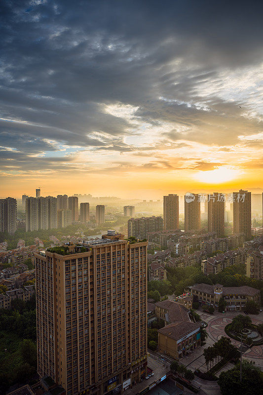 清晨，成都市上空乌云密布