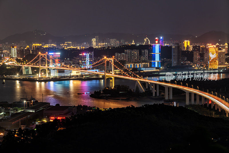 城市跨海大桥夜景