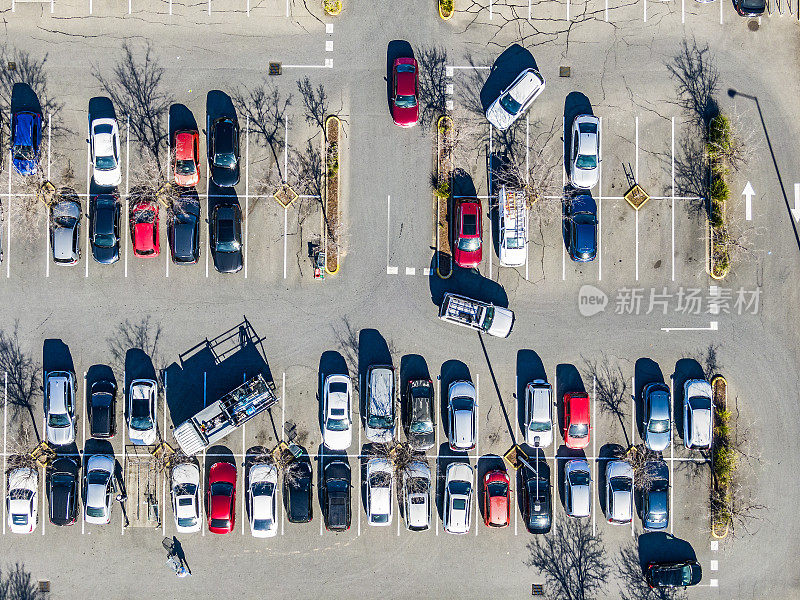俯瞰郊区购物中心停车场，汽车停着，汽车在移动