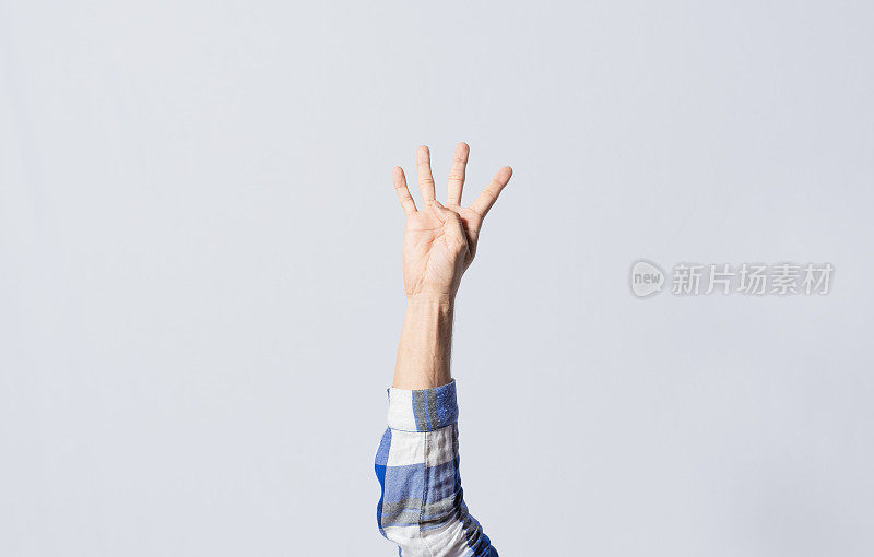 手语第四名。聋哑人用手语数数字4，用手语数数字4的人的手指。手语中的数字概念