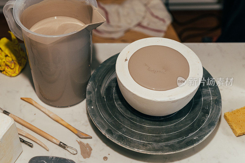 陶瓷艺术家自己制作陶瓷