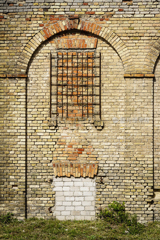废弃的老墙和砖砌的窗户
