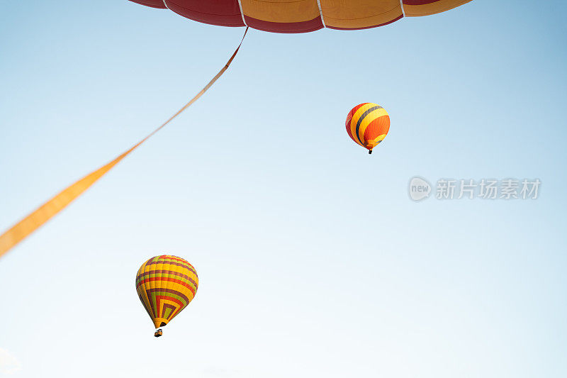 在老挝旺维昂，用热气球鸟瞰城市日出。冒险的概念。老挝旺旺的旅游业。