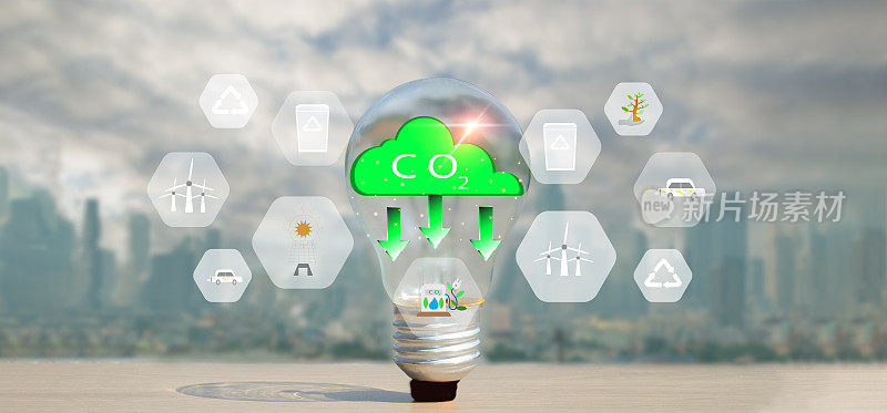 净零和碳中性的概念。灯泡带有NetZero图标，创新可再生能源，减少二氧化碳、碳排放，环保。废物回收利用太阳能和电动汽车