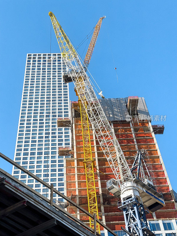 用起重机建造建筑物