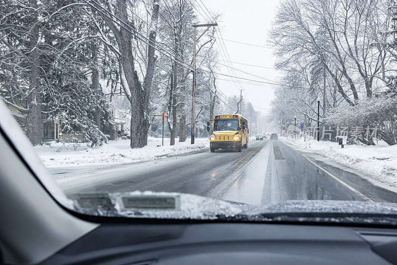 冬雪校车在泥泞的公路上驶来