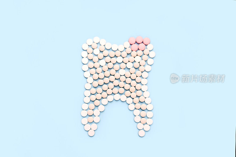 形成由药丸制成的龋齿。牙科诊所概念。