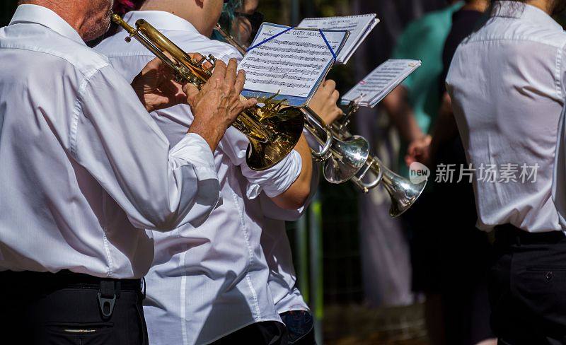 一群人在行进乐队中吹小号