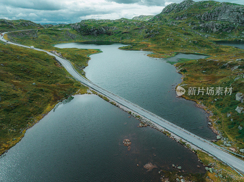 通过挪威高地的道路风景鸟瞰图