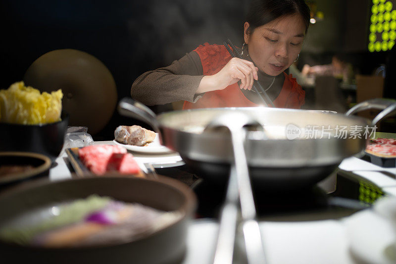 亚洲女性享受美食