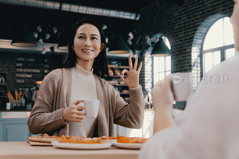 女性手握一片披萨