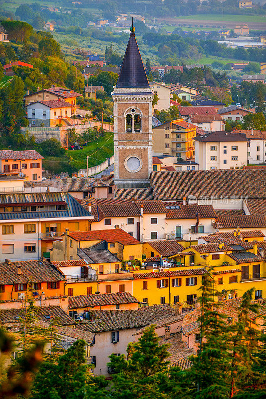 在翁布里亚(Umbria)的一个中世纪村庄里，夕阳的暖光增强了柔和的色调