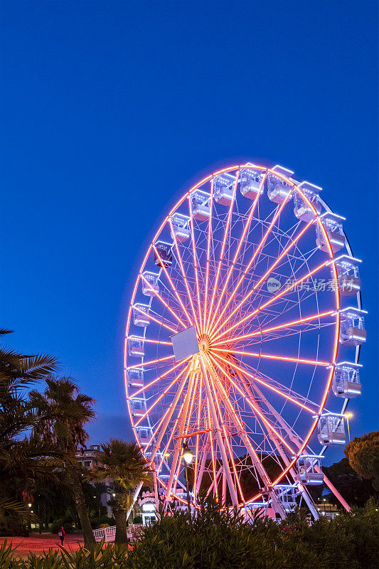 奥尔比亚的夜景，公园里有点亮的摩天轮