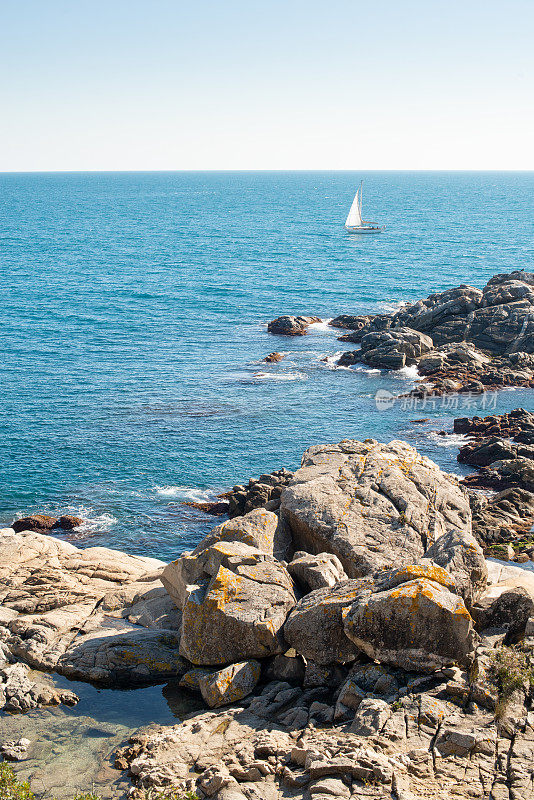 游艇在地中海与美丽的蓝色和平静的大海哥斯达黎加布拉瓦，西班牙。
