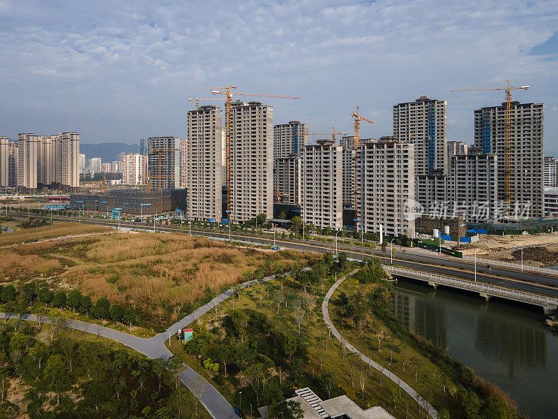 城市中新建住宅的鸟瞰图