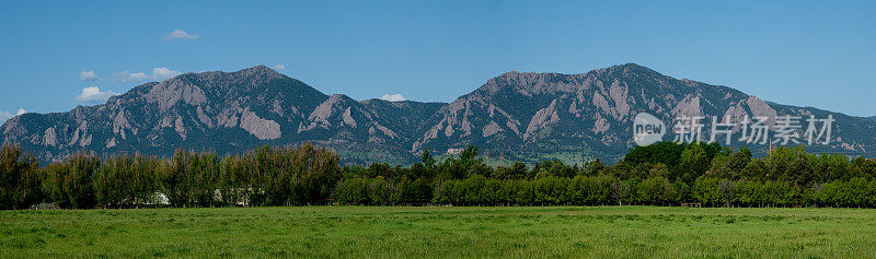 绿山，熊峰，科罗拉多州博尔德上空的熨斗