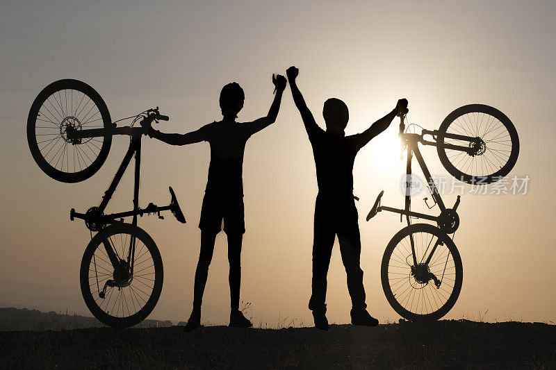 两人骑车登顶的胜利和友谊