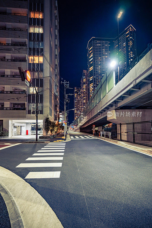 午夜的东京，空荡荡的街道和城市灯火通明