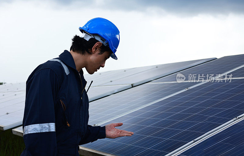 维修工程师检查屋顶太阳能电池是否有损坏。工程师工人安装太阳能电池板。清洁能源理念。