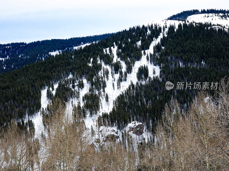 蓝色天空盆地的远景冬季，韦尔滑雪胜地，科罗拉多州。