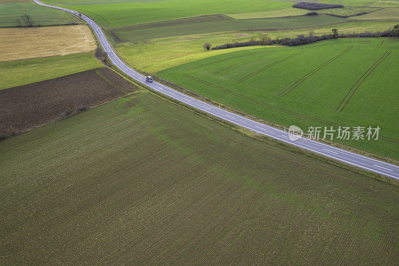 乡村景观中蜿蜒的乡村道路(空中)