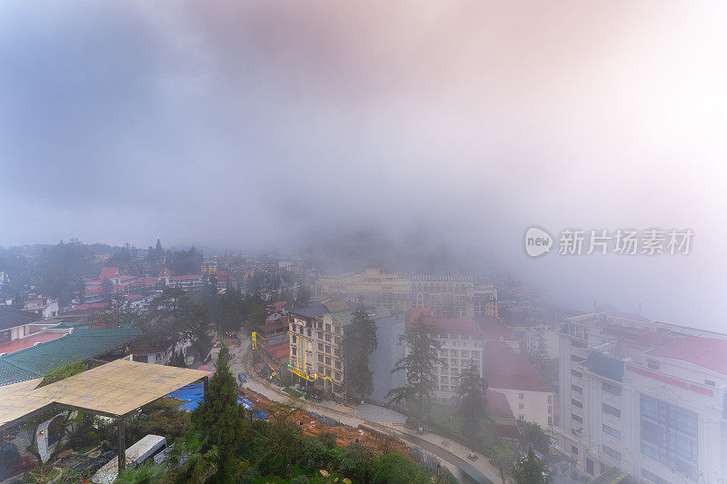 亚洲越南老蔡省萨帕市山城景观鸟瞰图，阳光明媚，夕阳西下，云中山景