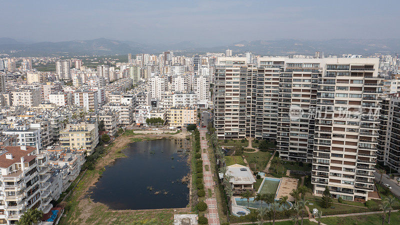 土耳其梅尔辛省的城市景观鸟瞰图。