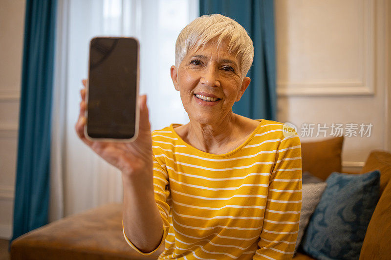 女子使用智能手机