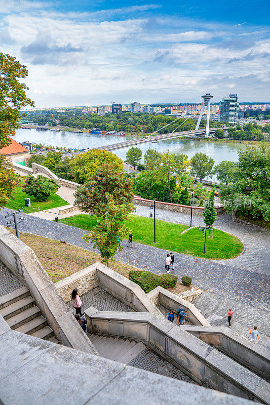 斯洛伐克布拉迪斯拉发多瑙河上的大桥SNP和UFO塔观景台