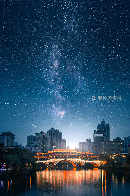 中国四川成都，锦江上的安顺桥夜景，天空中有银河