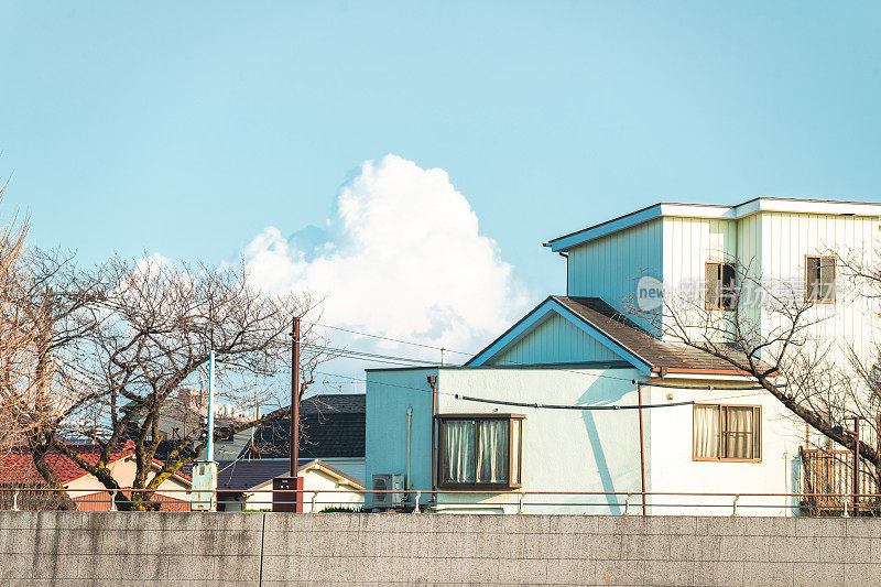 东京葛饰区的河流和城市景观