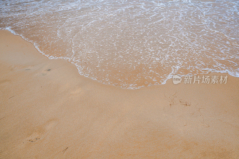 海浪在沙滩上的背景。轻松的海滩场景，暑假假期横幅模板。海浪冲浪与惊人的蓝色海洋泻湖，海岸，海岸线。