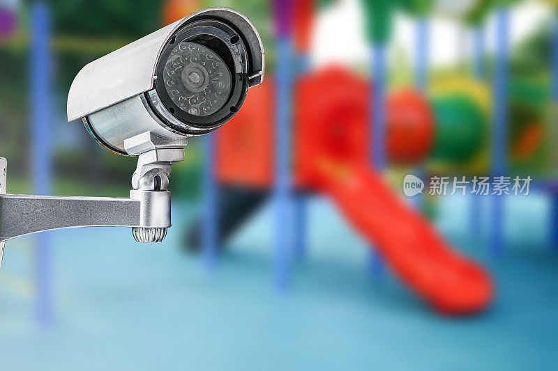 CCTV闭路摄像头，电视监控，幼儿园，学校，操场，儿童户外，安全系统的概念。