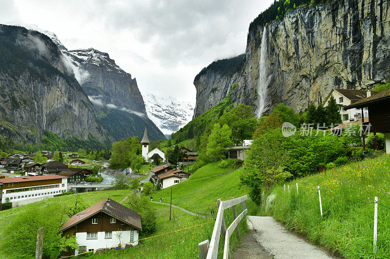 Lauterbrunnen山谷和Staubbach瀑布在瑞士阿尔卑斯山，瑞士