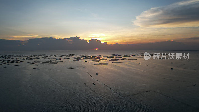 风景与海上日落，美丽的日落在海上，鸟瞰日落天空，大自然美丽的光日落或日出在海上，多彩的戏剧性雄伟的景色天空与惊人的云彩和波浪在日落天空暗光云的背景