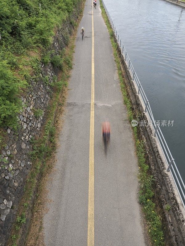 自行车道上骑自行车的人在运动