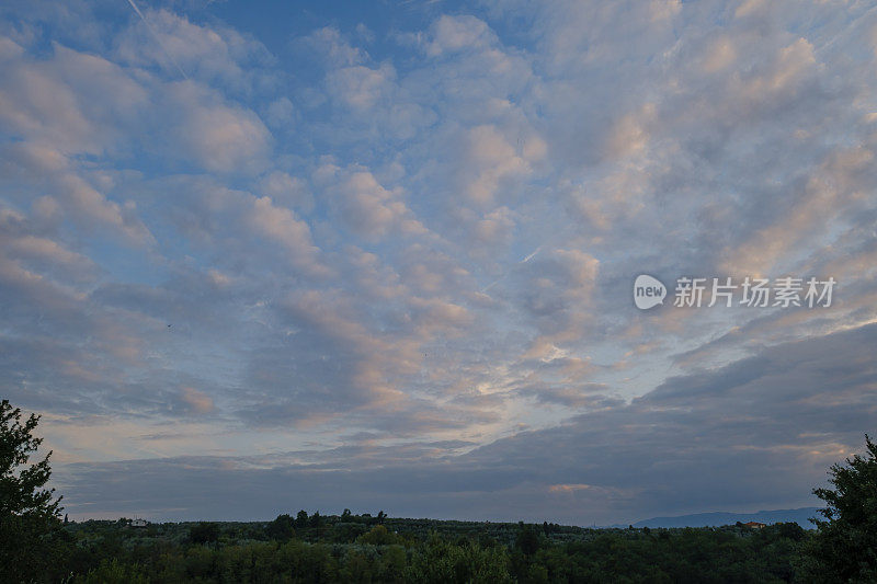 只有浪漫的晚霞天空