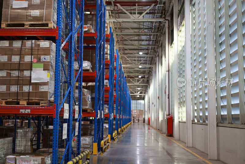 工厂员工步行区及员工在仓库，高架仓库物流，进出口业务。