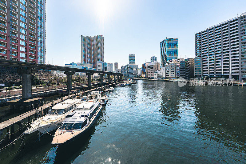 东京海滨地区的高层办公楼和公寓城