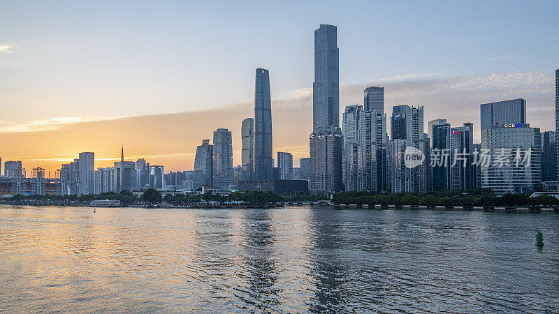 中国广州珠江新城城市天际线上的日落景色