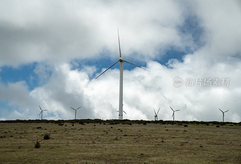 风力涡轮机产生绿色可再生能源，拯救地球