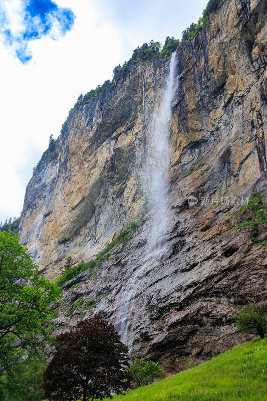 瑞士伯尔尼高地Lauterbrunnen的Staubbach瀑布