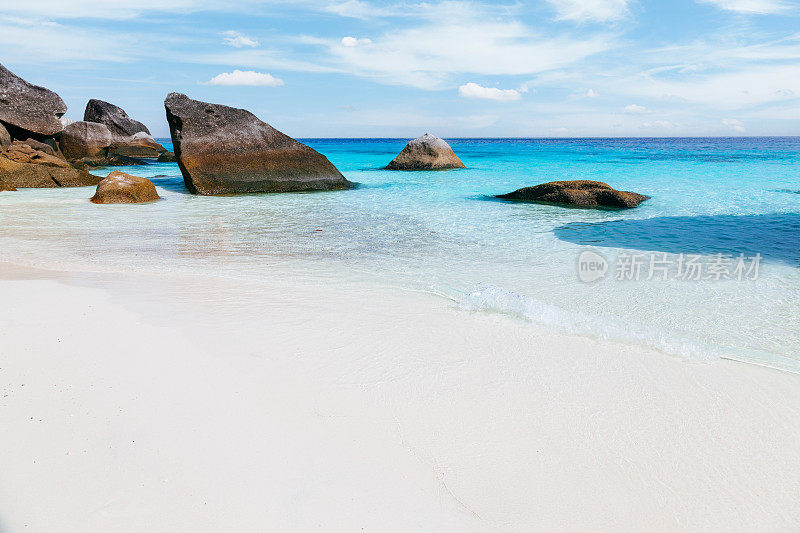 空旷的热带海滩，白色的沙滩，清澈的海水和岩石。Similan岛屿。