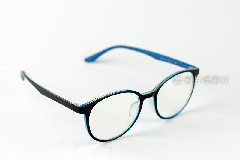 眼镜，近视的人戴的眼镜