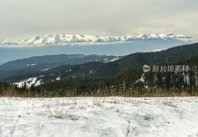 罗多比山脉的雪甸